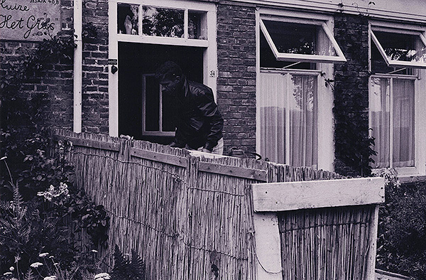 Gerard Reve in tuin van zijn huis in Greonterp, circa 1967
