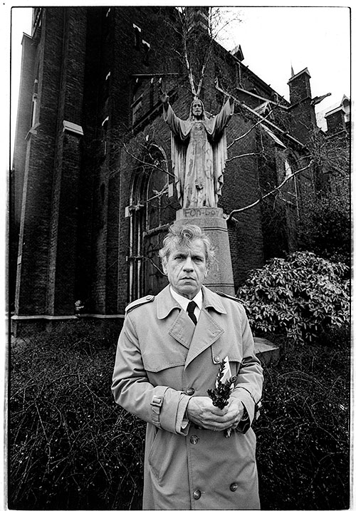 Gerard Reve voor de Schiedamse Lidwina kerk, 16 april 1985
