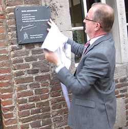 De onthulling van de plaquete