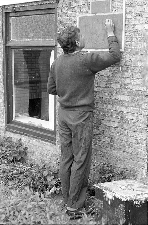 In Westhem, dichtbij Blauwhuis, maakt Gerard voor het huis van zijn bevriende Duitse vertaler Jürgen Hillner ook een gevelsteen, met de incriptie In Het Woord,  Anno Domini 1969