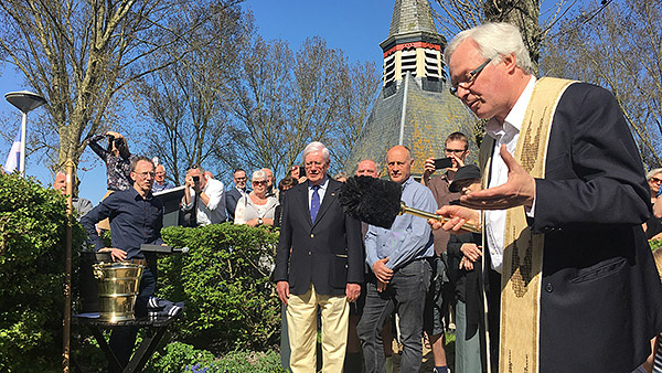 inzegening plaquette door pastoor van der Weide