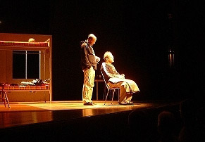 Scene uit Mannen met vaste lasten. Staand Diederik van Vleuten als Joop Schafthuizen, zittend Erik van Muiswinkel als Gerard Reve