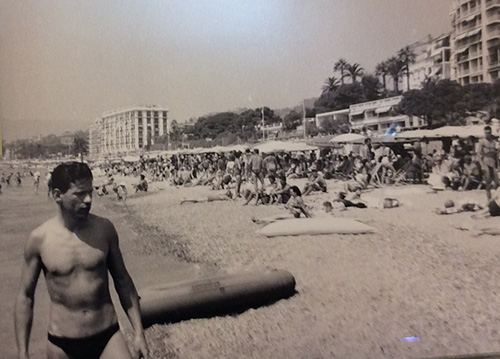 Reve op het strand in Nice, circa 1962