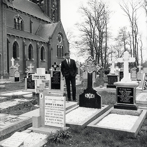 Gerard Reve bij het graf van Gerrit Rypma in Blauwhuis