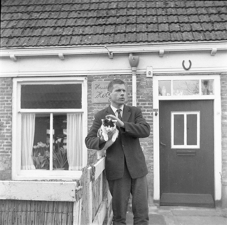 Gerard Reve met poes Knorretje Panda voor Huize 'Het Gras' in Greonterp, voorjaar 1965