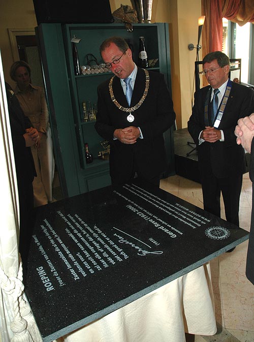 overhandiging van de gedenksteen